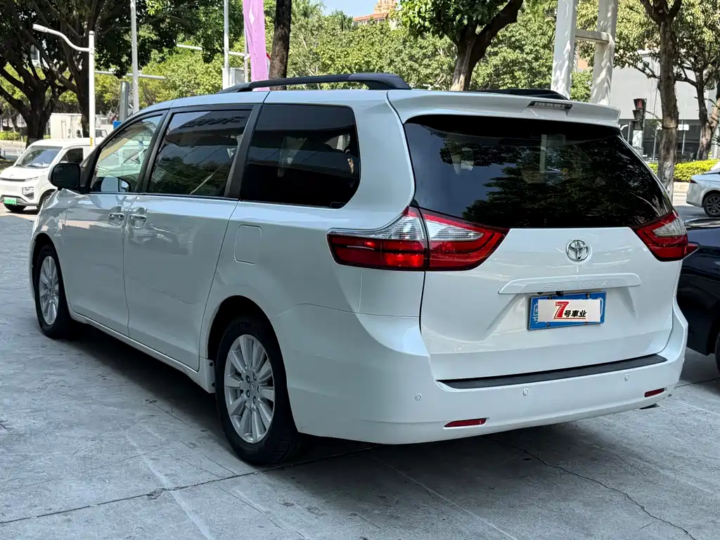 Toyota Sienna — миниатюра 11