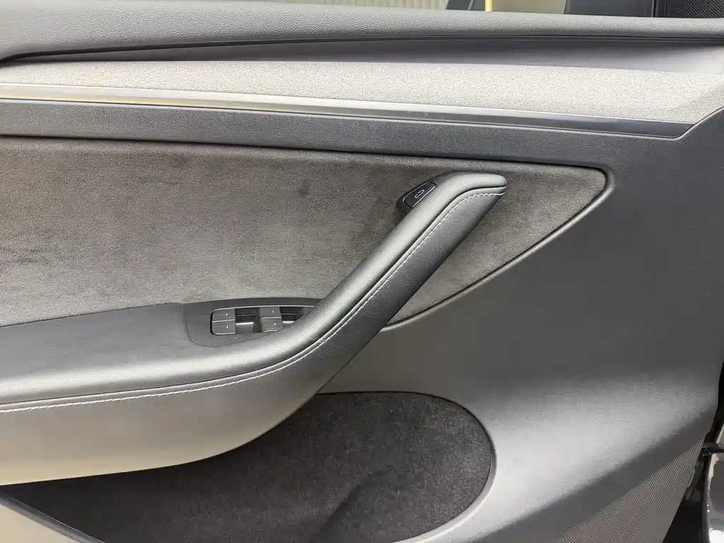 Tesla Model Y — миниатюра 11