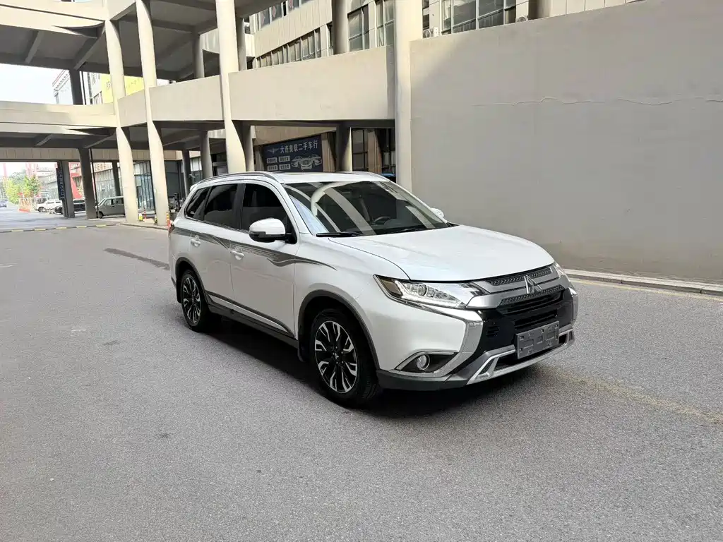 Mitsubishi Outlander — миниатюра 3
