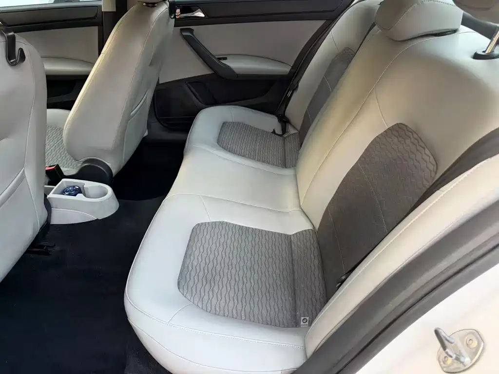 Skoda Rapid — миниатюра 7