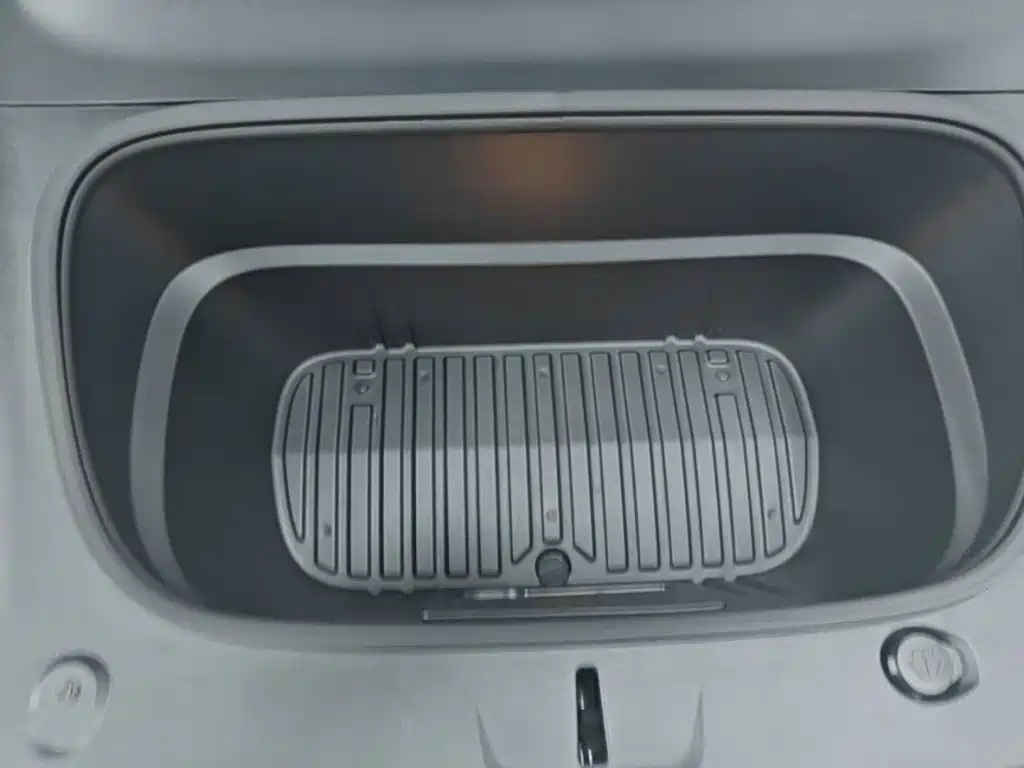 Tesla Model Y — миниатюра 20