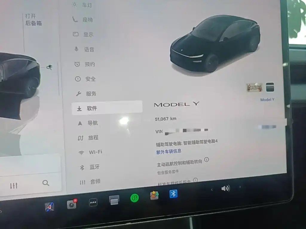 Tesla Model Y — миниатюра 12
