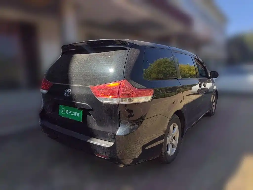 Toyota Sienna — миниатюра 4