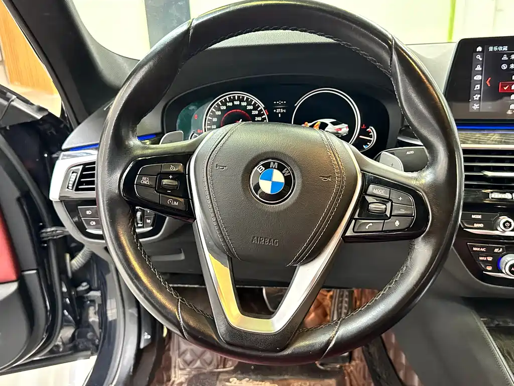 BMW 5 Series — миниатюра 13