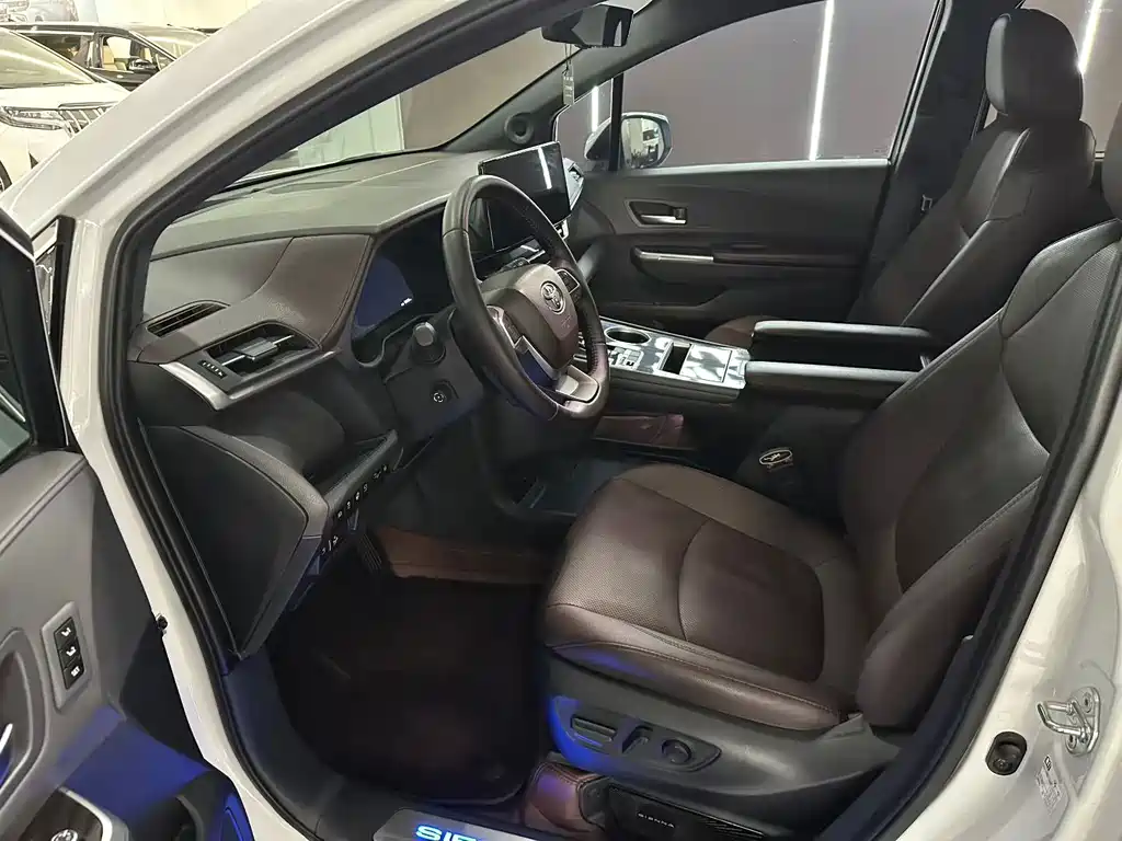 Toyota Sienna — миниатюра 4