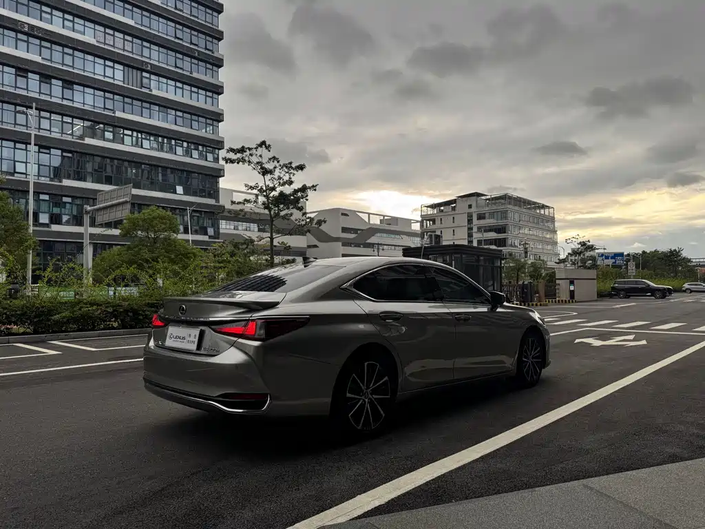Lexus ES — миниатюра 10