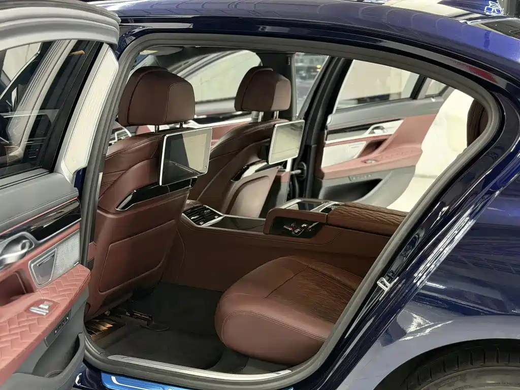 BMW 7 Series — миниатюра 14