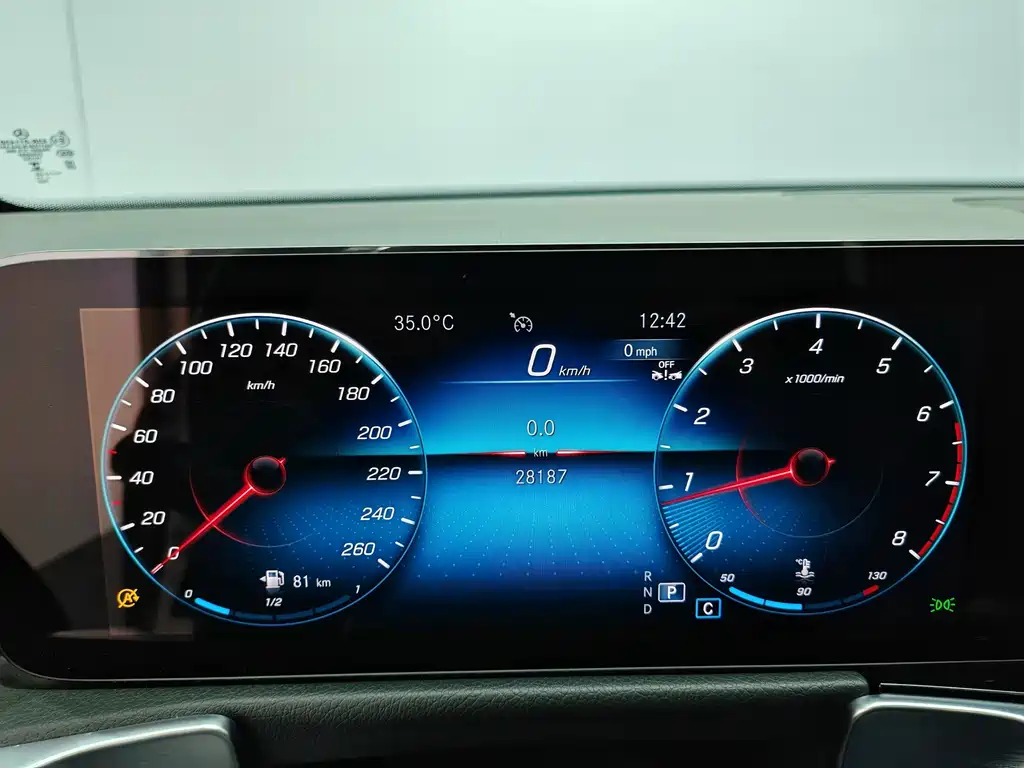 Mercedes-Benz GLB — миниатюра 8