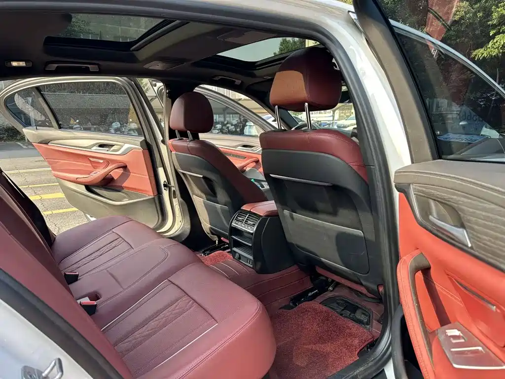 BMW 5 Series — миниатюра 13