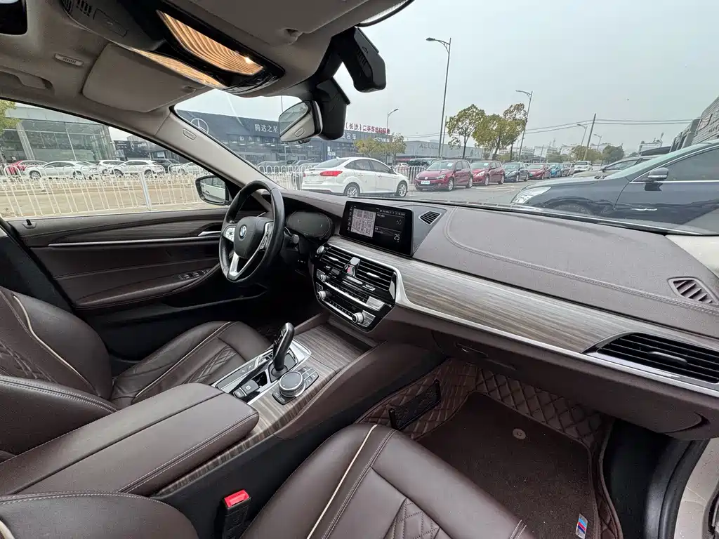 BMW 5 Series — миниатюра 13