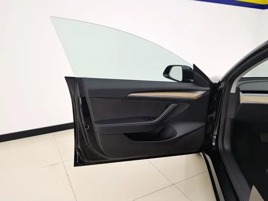 Tesla Model 3 — миниатюра 7