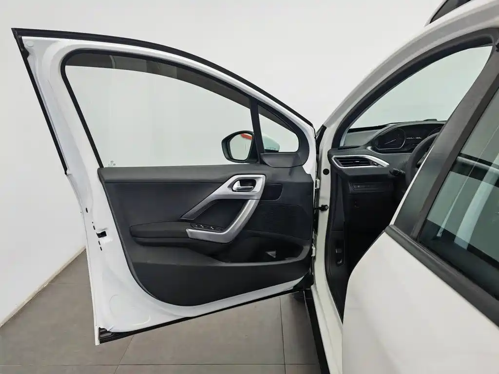 Peugeot 2008 2014 1.6L AT Fashion