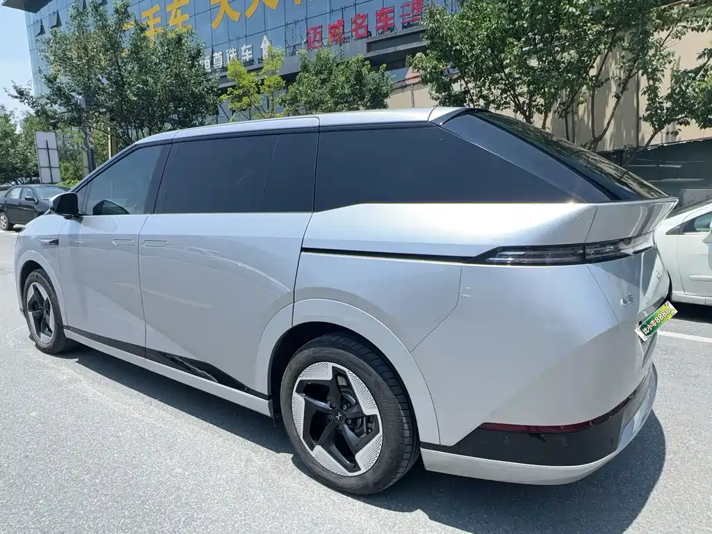 XPeng X9 — миниатюра 10