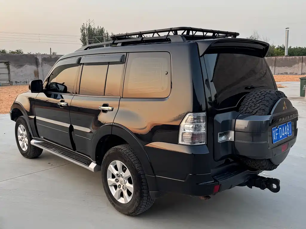 MITSUBISHI PAJERO
