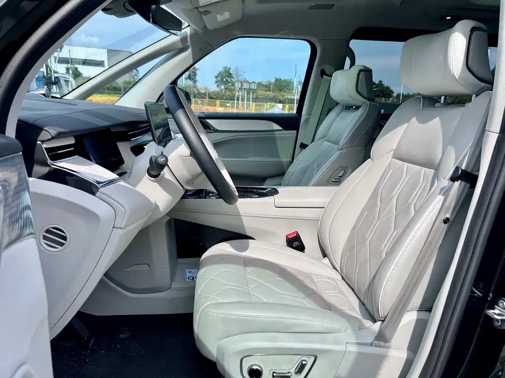 Volvo EM90 2025 Ultra мест