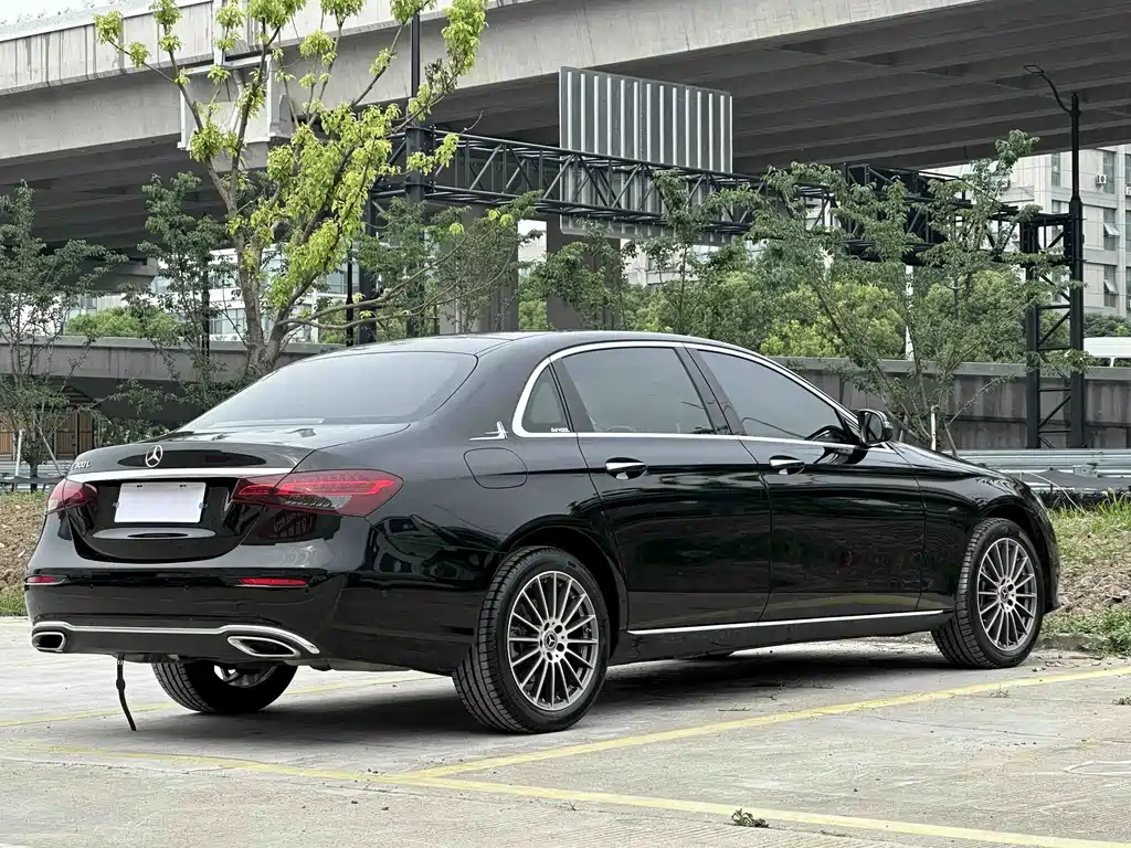 Mercedes-Benz E-Class — миниатюра 6