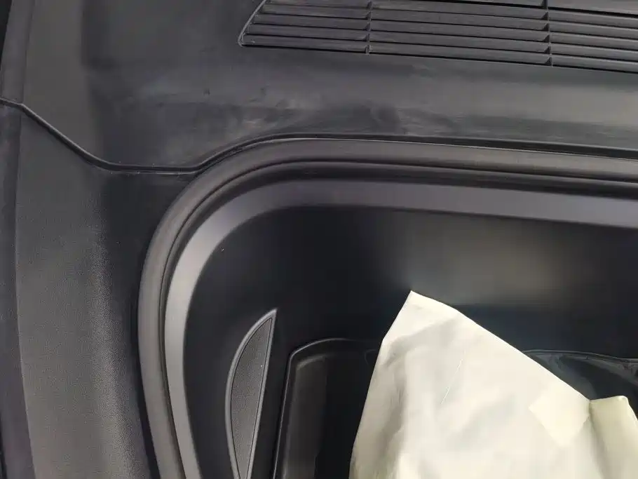 Tesla Model Y — миниатюра 10