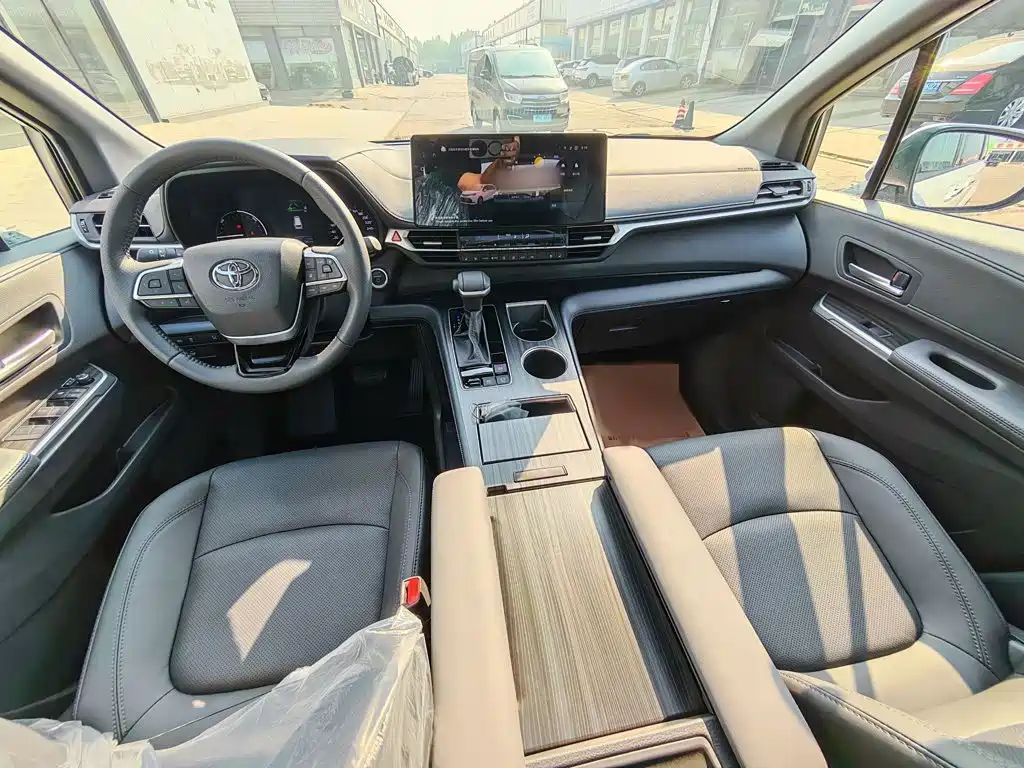 Toyota Sienna — миниатюра 6