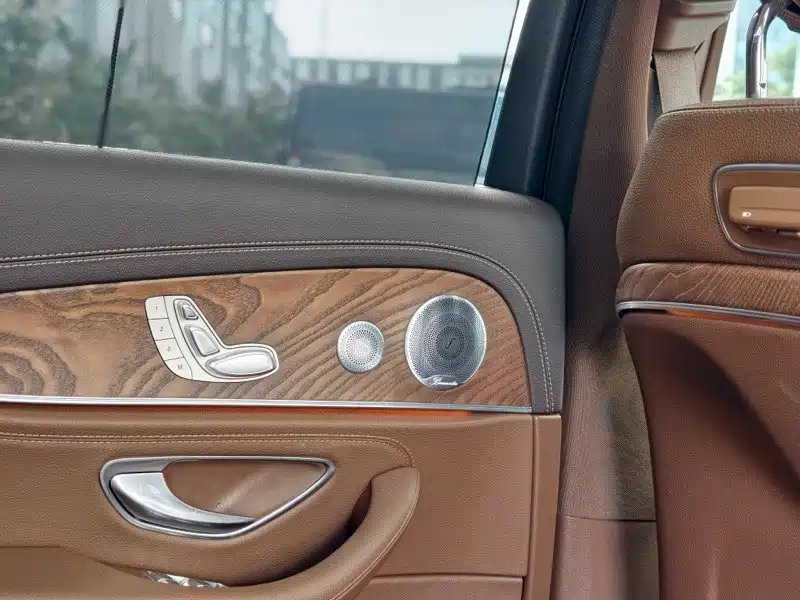 Mercedes-Benz E-Class — миниатюра 8
