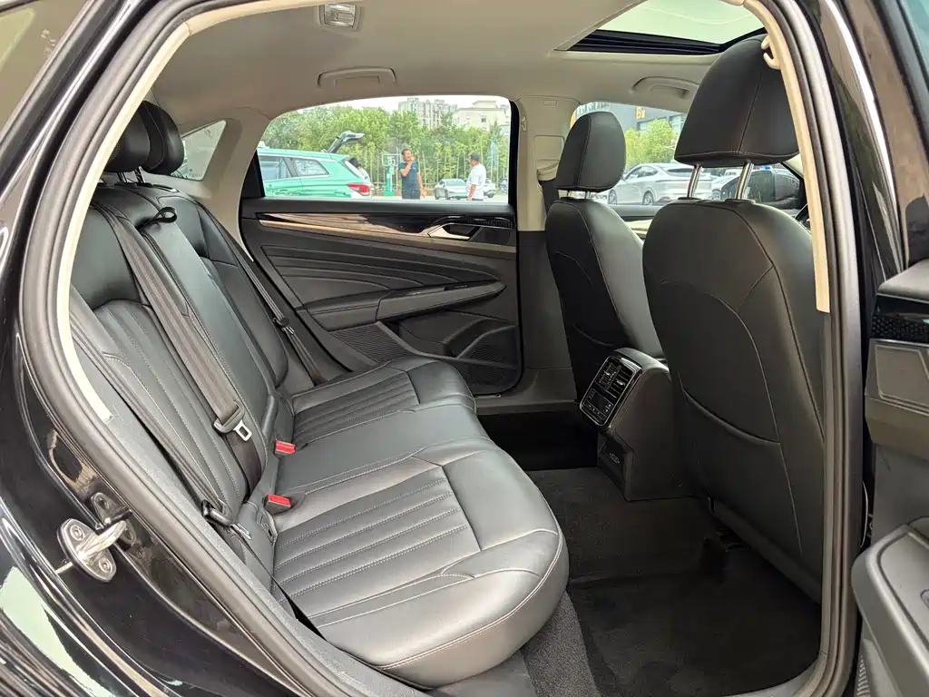 Volkswagen Passat PHEV — миниатюра 13