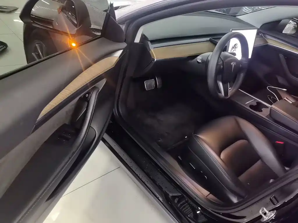 Tesla Model 3 — миниатюра 16