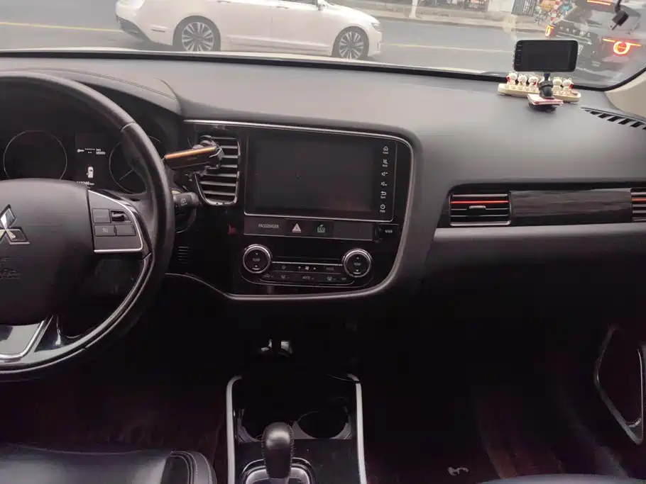 Mitsubishi Outlander — миниатюра 13