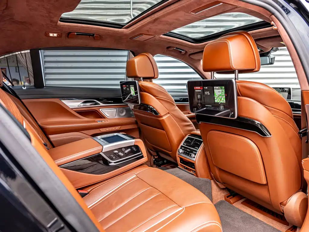 BMW 7 Series — миниатюра 10