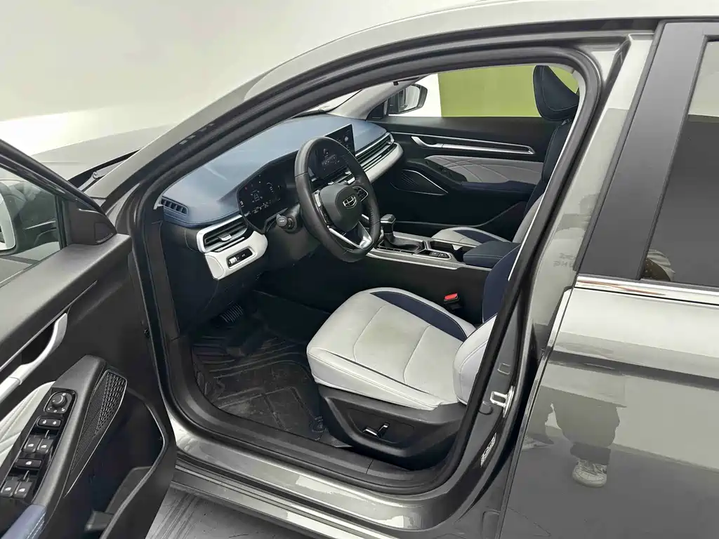 Geely Emgrand 2022 4 1.5L CVT Flagship