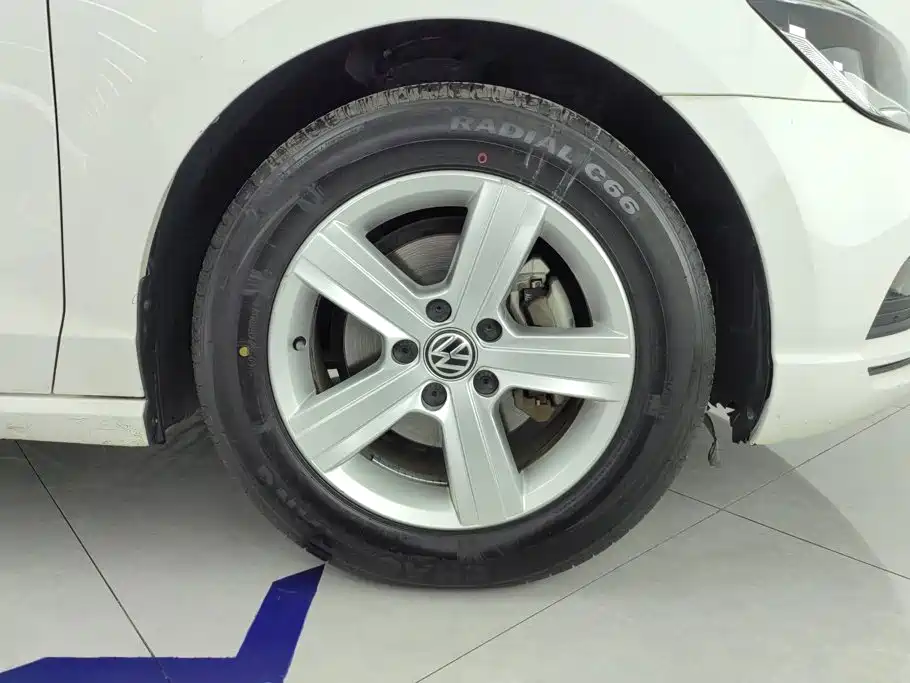 Volkswagen Lamando 2017 230TSI MT