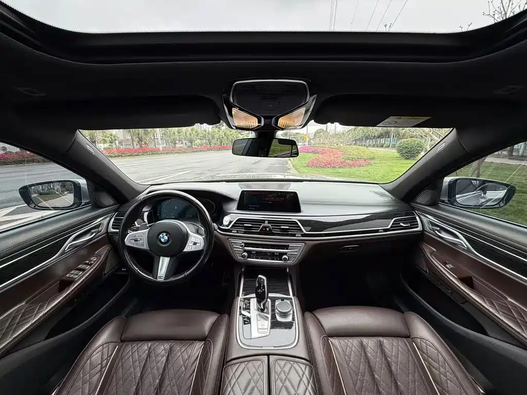 BMW 7 Series — миниатюра 8