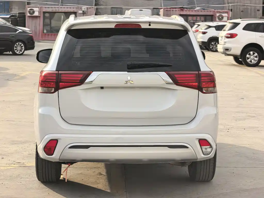 Mitsubishi Outlander — миниатюра 8