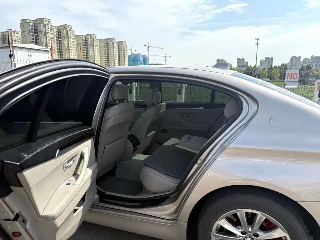 BMW 5 Series — миниатюра 7