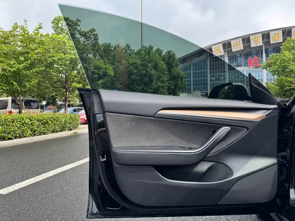 Tesla Model 3 — миниатюра 10