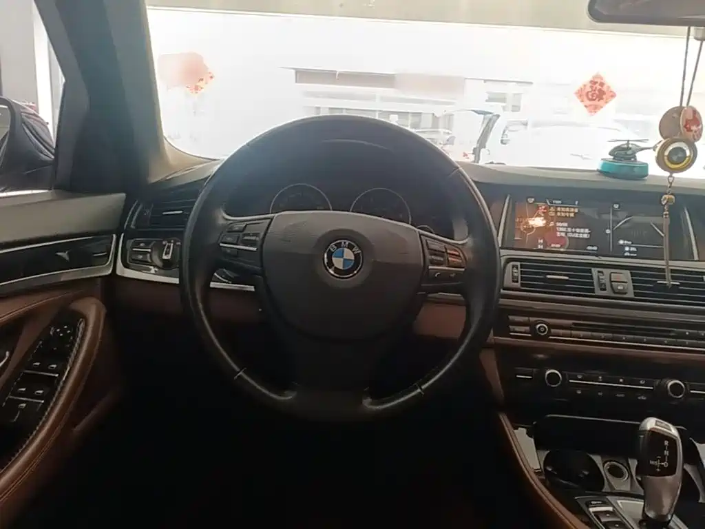 BMW 5 Series — миниатюра 11