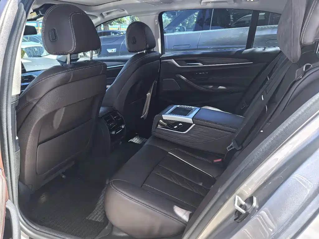 BMW 5 Series — миниатюра 6