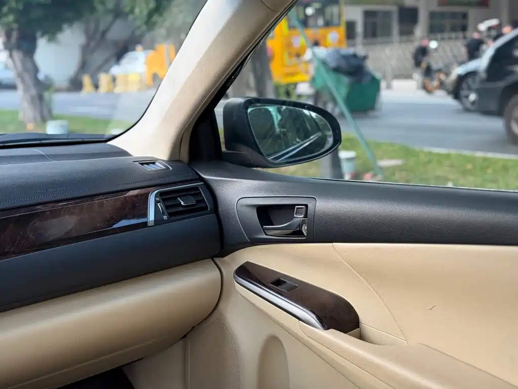 Toyota Camry — миниатюра 13