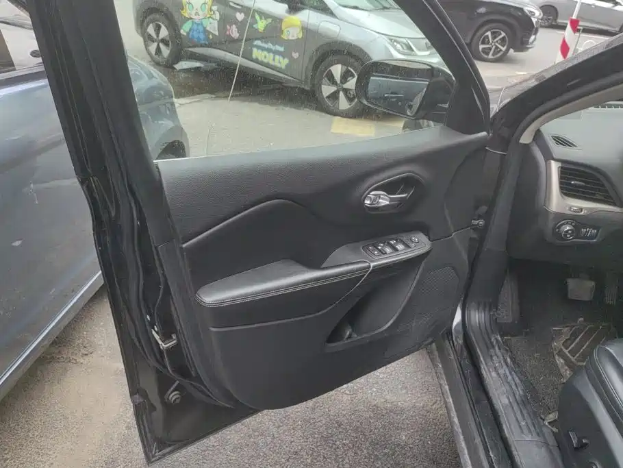Jeep Cherokee — миниатюра 7