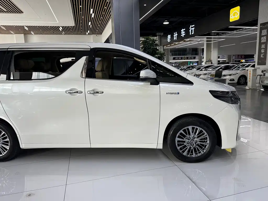 Toyota Alphard — миниатюра 6