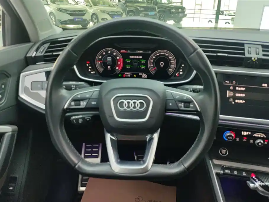 AUDI Q3