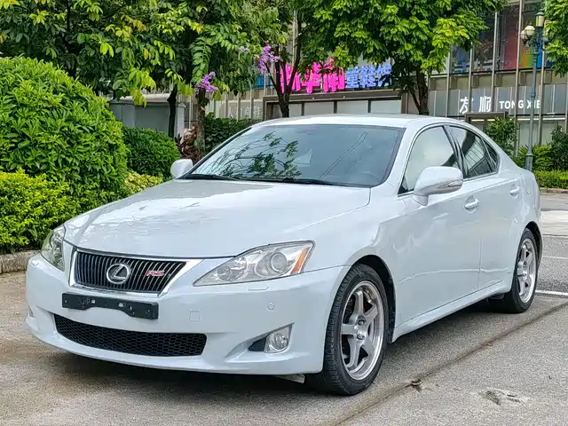 Lexus IS