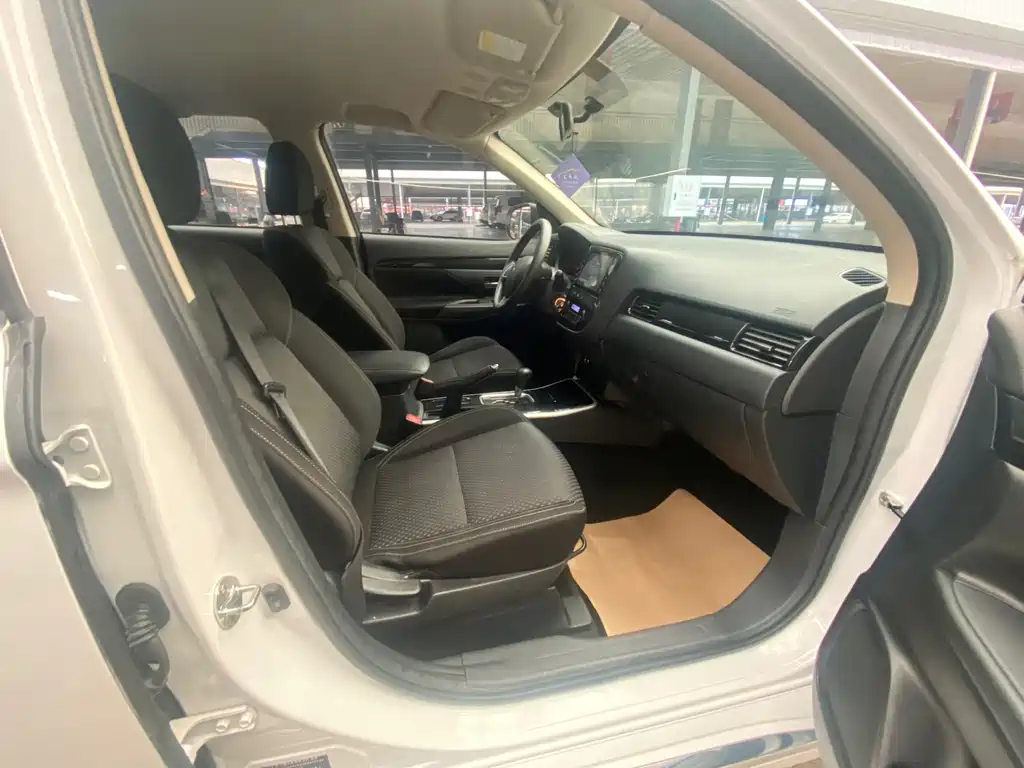 MITSUBISHI OUTLANDER