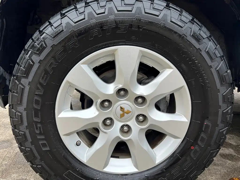 Mitsubishi Pajero (Import) — миниатюра 15
