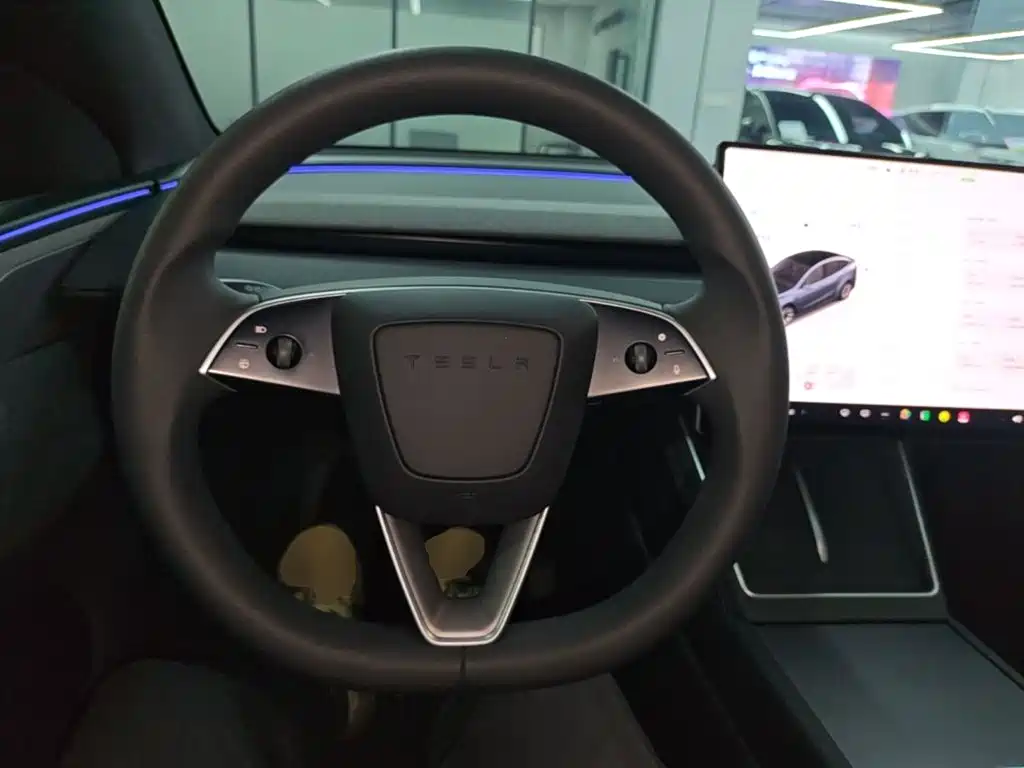 Tesla Model Y L — миниатюра 11