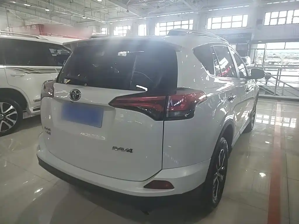 Toyota RAV4 — миниатюра 7