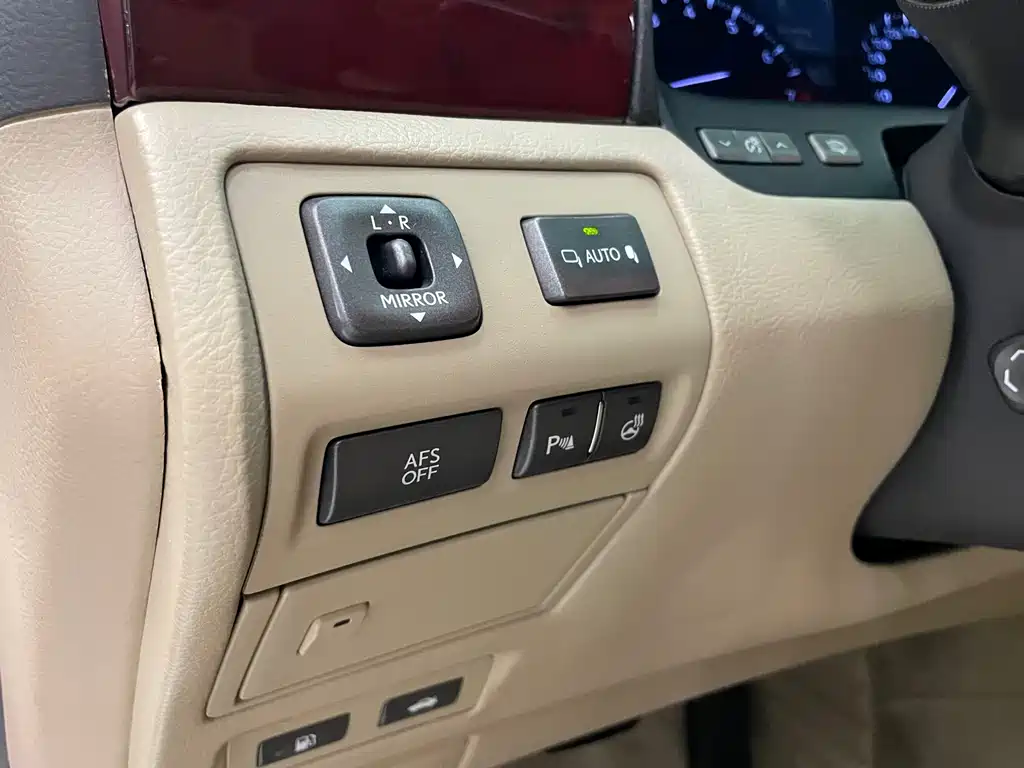 Lexus LS — миниатюра 27