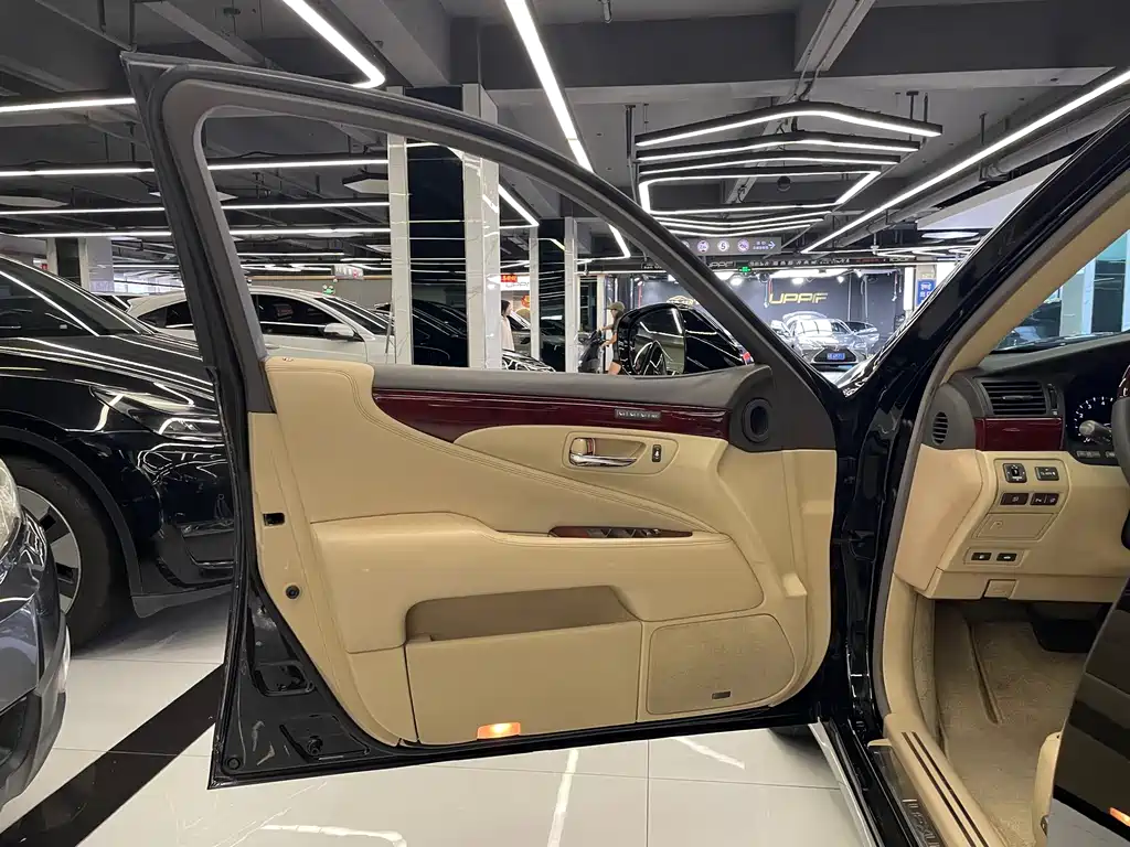 Lexus LS — миниатюра 31