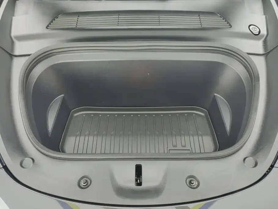 Tesla Model Y — миниатюра 10