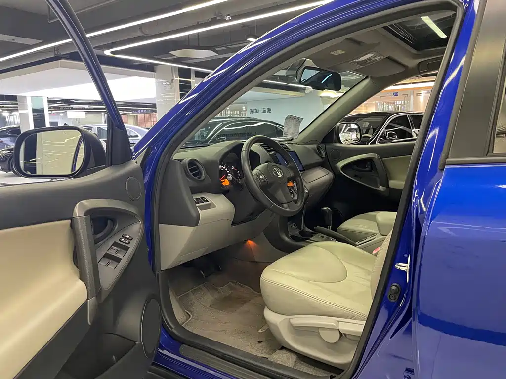 Toyota RAV4 — миниатюра 6