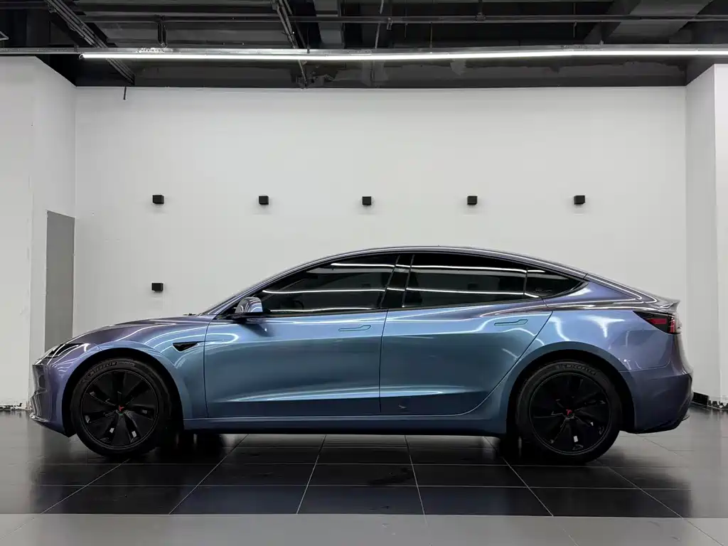 Tesla Model 3 — миниатюра 3