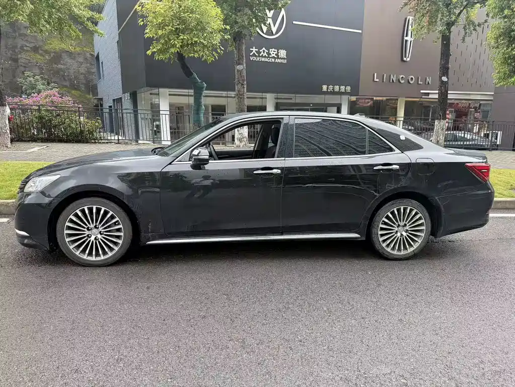 Toyota Crown — миниатюра 4